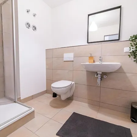 Fullhouse - - L10 Apartment *