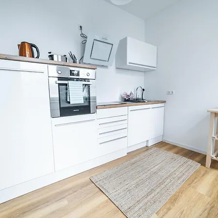Fullhouse - - L10 Apartment *