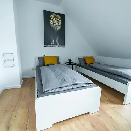 Fullhouse - - L10 Appartement *