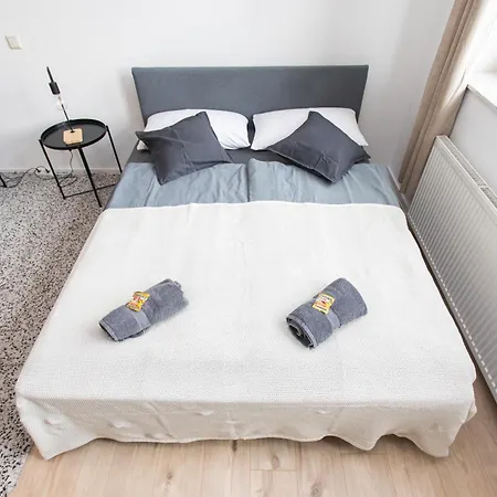 Fullhouse - - L10 Apartment